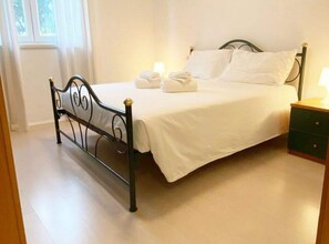 2 chambres, fer et planche à repasser