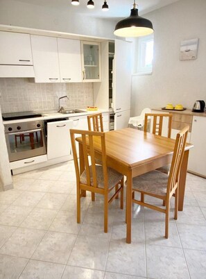 Apartamento | Cozinha privada | Lava-louças, chaleira elétrica, talheres/pratos/utensílios de cozinha