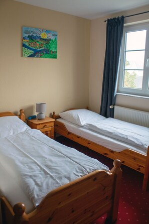 Chambre double ou avec lits jumeaux, non-fumeur | Bureau, espace de travail pour ordinateurs portables