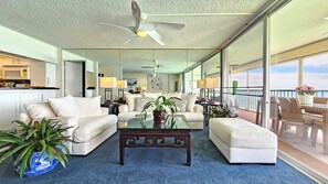 Smart TV - Oceanfront Spacious Condo Sleeps 3 Stunning Ocean, Tropical Beach and Bay Views (Honolulu)