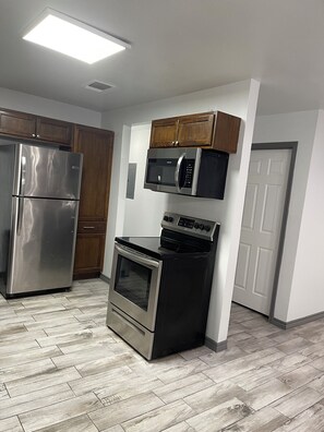 Fridge, microwave, oven, stovetop - Modern 3-bedroom 2-Bathroom home Conveniently located next to Texas Roadhouse!   (Del rio)