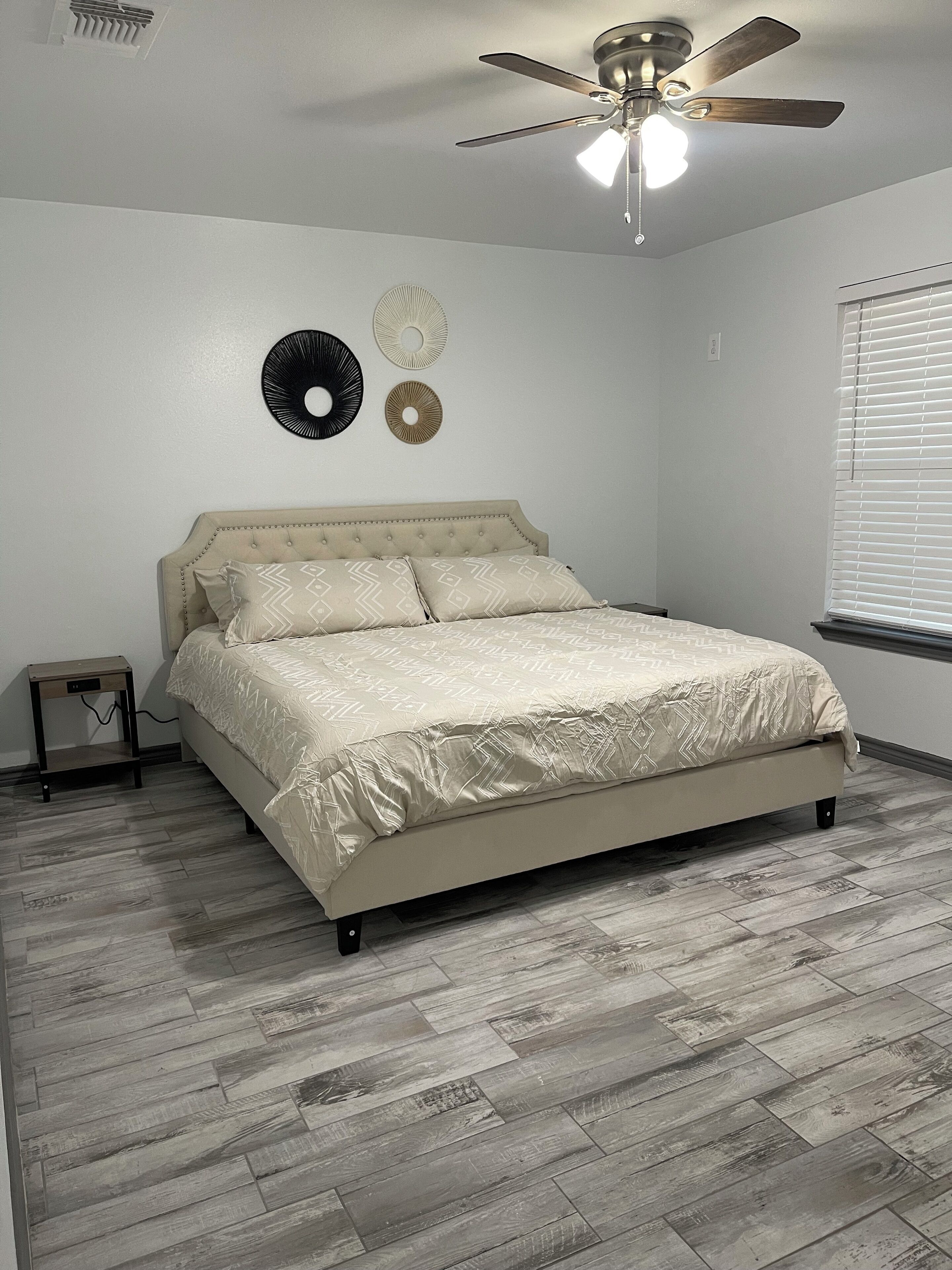 3 habitaciones, tabla de planchar con plancha, wifi y ropa de cama 