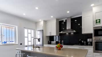 Geladeira, micro-ondas, fogão, cooktop