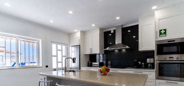 Réfrigérateur, micro-ondes, four, plaque de cuisson