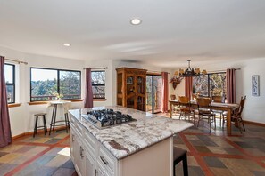 Interior - Luxury 4-bedroom chalet with stunning views in Arrowhead Woods (Lake Arrowhead)