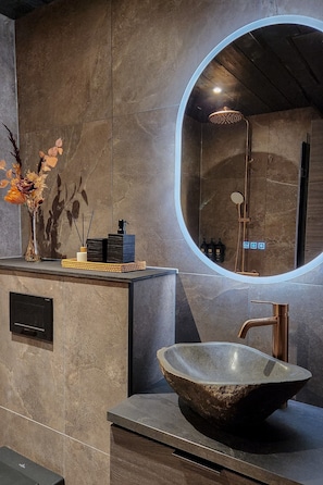 Douche, douche à « effet pluie », sèche-cheveux