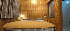 Deluxe-huone, parveke | Tallelokero huoneessa, työpöytä