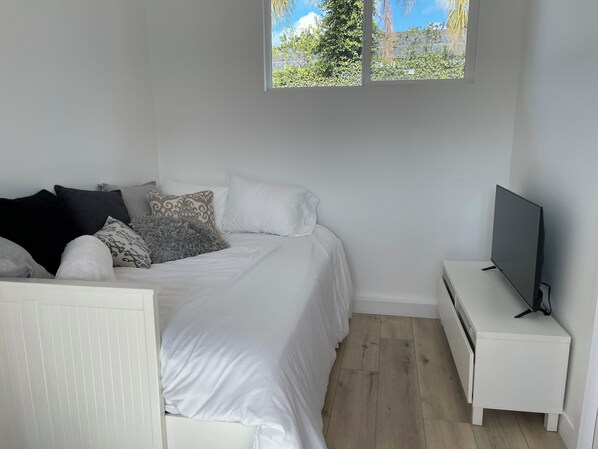 1 bedroom, WiFi, bed sheets - Sunshine Studio (Los Angeles)