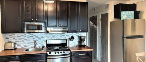 Kühlschrank, Mikrowelle, Herdplatte, Geschirrspüler