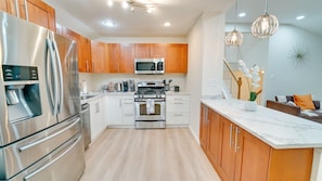Refrigerador, microondas, horno, placa de cocina
