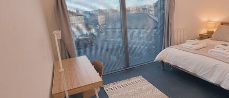 1 slaapkamer, een strijkplank/strijkijzer, wifi, beddengoed