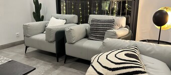 Cozy 2-Bedroom Apartment with Stylish Décor, AC & WiFi in Vibrant Dakar