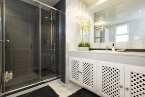 Apartment | Badezimmer | Haartrockner, Handtücher