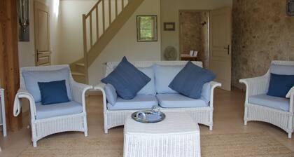 Charming 2-bedroom cottage in Le Verdier with AC, WiFi