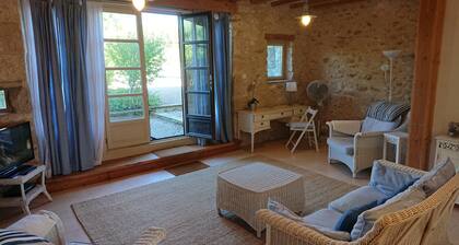Charming 2-bedroom cottage in Le Verdier with AC, WiFi