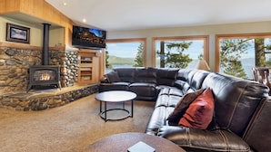 Ferienhaus, Mehrere Betten, Whirlpool, Bergblick (Tahoe Mountain Retreat) | Wohnbereich