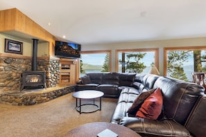Maison, plusieurs lits, bain à remous, vue montagne (Tahoe Mountain Retreat) | Coin séjour | Télévision à écran plat de 42 pouces avec chaînes numériques, cheminée