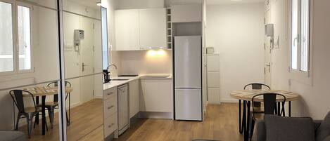 Een televisie, een stereo, een computerscherm en een printer