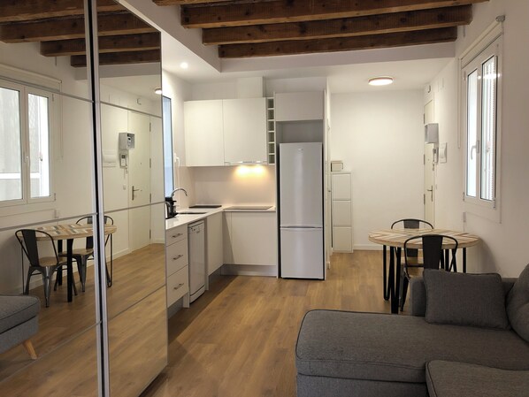 TV, stereo, computer monitors, printers - Cozy 2-bedroom apartment in charming Barcelona (Barcelona)