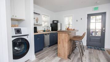 Micro-ondes, lave-vaisselle, cafetiĂšre/bouilloire