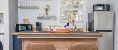 Micro-ondes, lave-vaisselle, cafetière/bouilloire