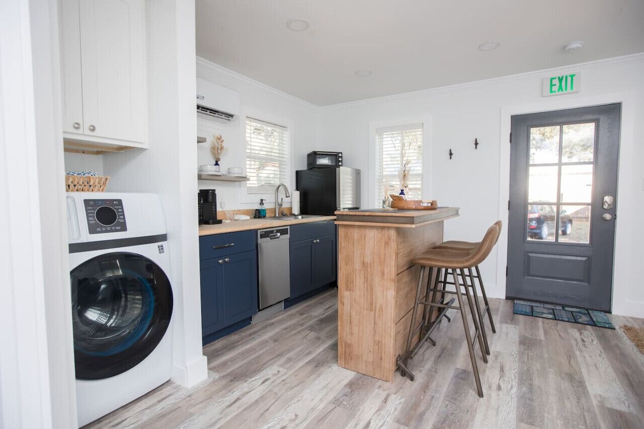 Een magnetron, een vaatwasser, een koffiezetapparaat/waterkoker