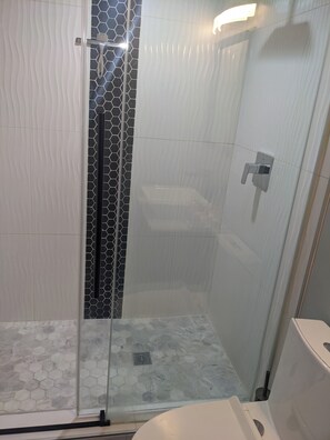 Hair dryer, towels, soap, shampoo - Modern Unit in Paerdegat/Canarsie section of Brooklyn (Brooklyn)