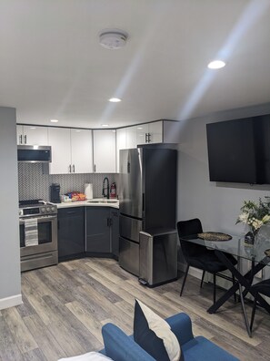 Fridge, microwave, oven, stovetop - Modern Unit in Paerdegat/Canarsie section of Brooklyn (Brooklyn)