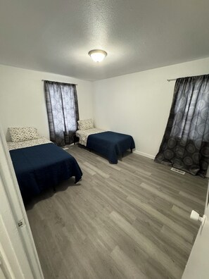 2 chambres, fer et planche à repasser, Wi-Fi, draps fournis