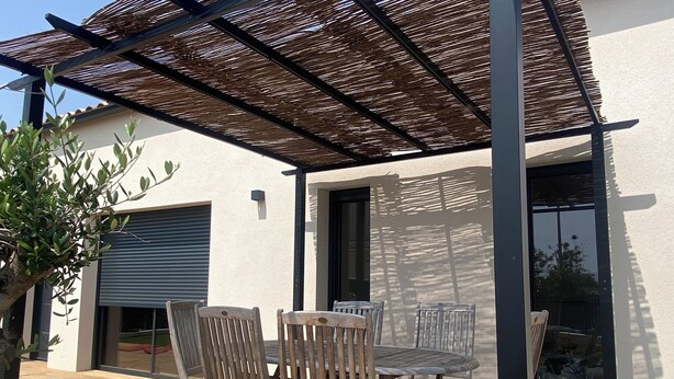A patio with wooden furniture and a pergola. - Villa relaxation (Narbonne)