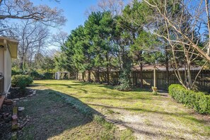 Property grounds - Spacious 3-bed/3-bath home close to Bruce's Field! (Aiken)