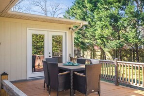 Outdoor dining - Spacious 3-bed/3-bath home close to Bruce's Field! (Aiken)