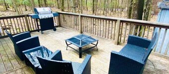 Charming 3-bedroom Mountain Getaway perfectly located in desirable Lake Harmony.