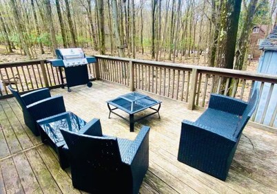 Charming 3-bedroom Mountain Getaway perfectly located in desirable Lake Harmony.