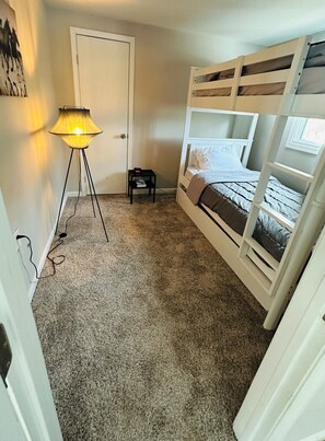 3 多间卧室、熨斗/熨衣板、WiFi、床单