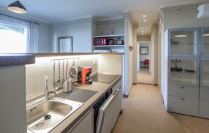 Kjøleskap, oppvaskmaskin og kaffetrakter/tekoker