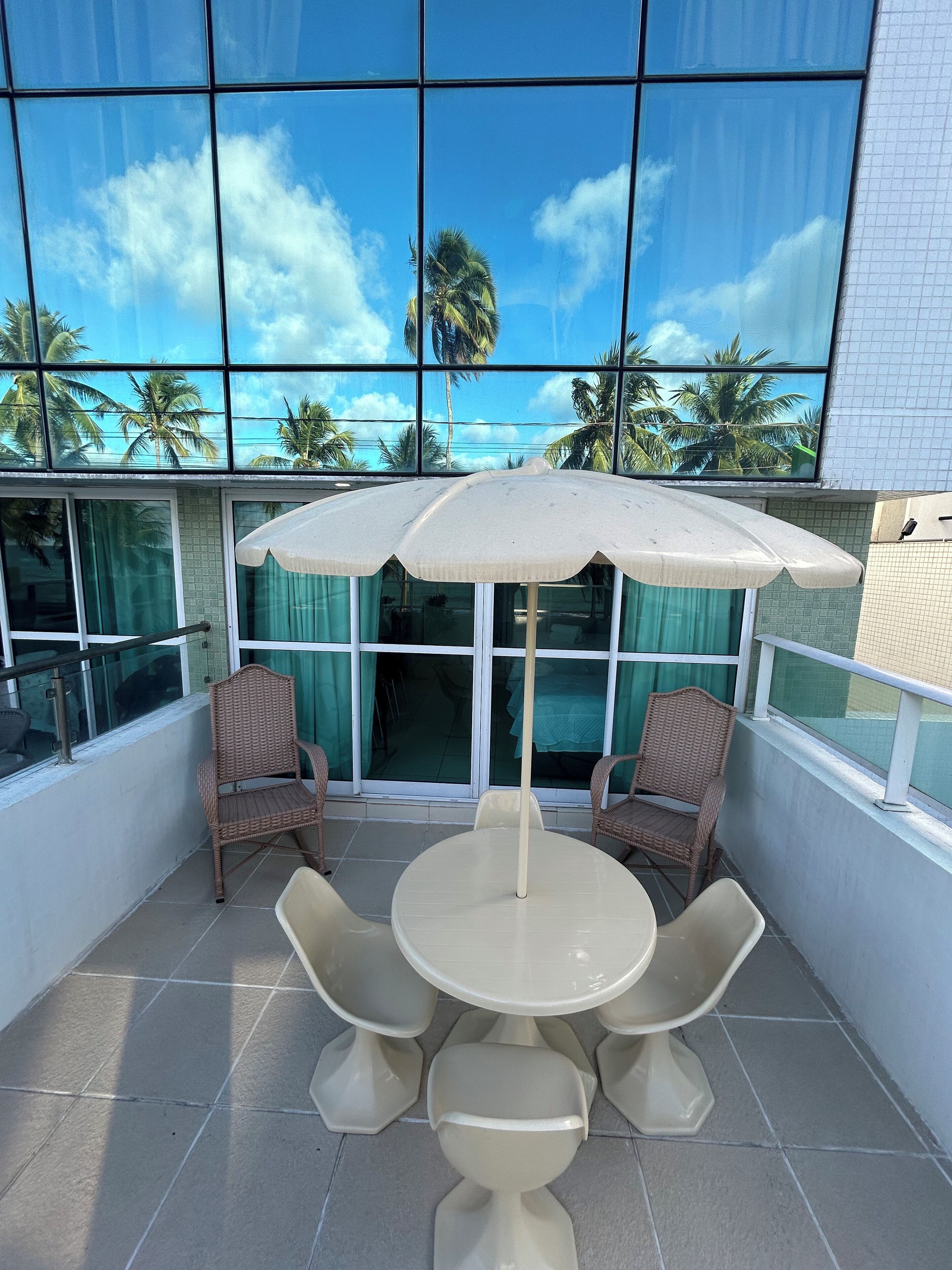 Foto - Melhores Flats - Maravilhosa varanda frente ao mar