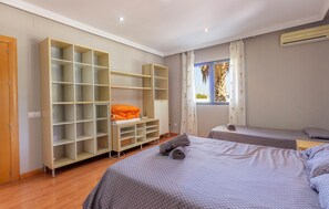 7 bedrooms, iron/ironing board, travel cot, free WiFi - Gorgeous home in Calasparra (Calasparra)