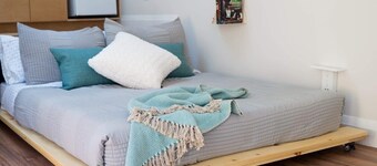 Studio Blue tiny home retreat- quick walk to town, quiet, serene get away!