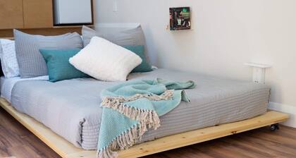 Studio Blue tiny home retreat- quick walk to town, quiet, serene get away!