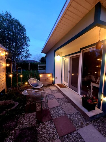 Studio Blue tiny home retreat- quick walk to town, quiet, serene get away!