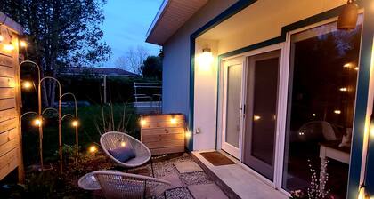 Studio Blue tiny home retreat- quick walk to town, quiet, serene get away!