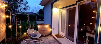 Studio Blue tiny home retreat- quick walk to town, quiet, serene get away!