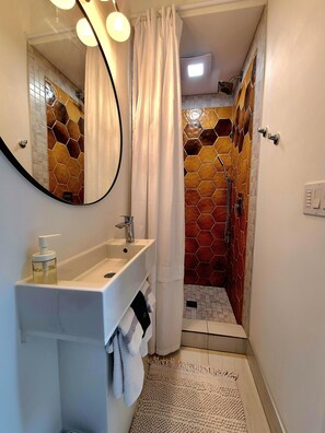 Shower, hair dryer, towels, soap - Studio Blue tiny home retreat- quick walk to town, quiet, serene get away! (Elora)