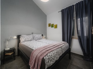 2 habitaciones y tabla de planchar con plancha