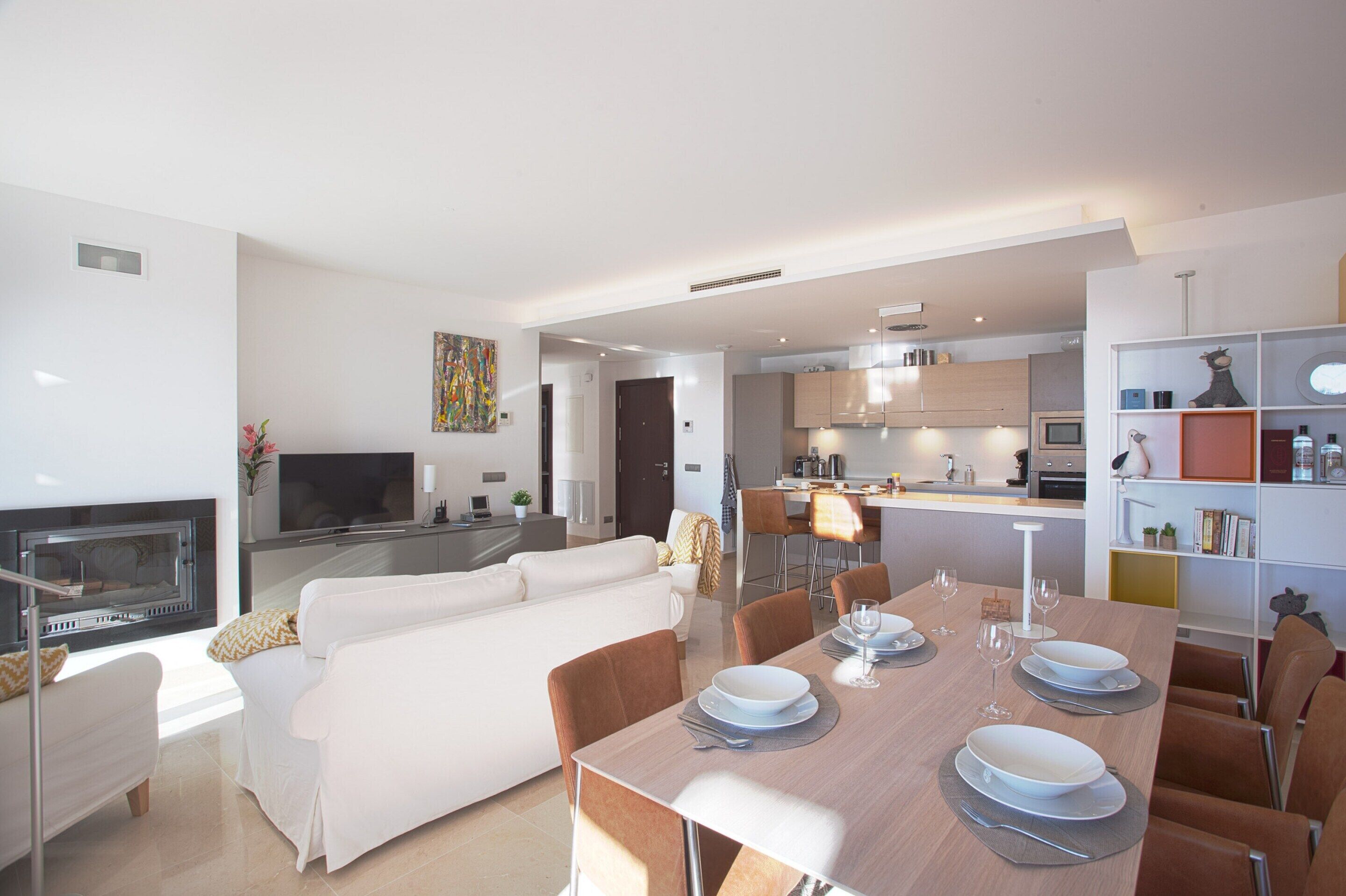 Appartement | Privékeuken | Een microgolfoven, kookgerei, borden en bestek