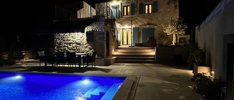 Villa | Alberca | Alberca techada y alberca al aire libre