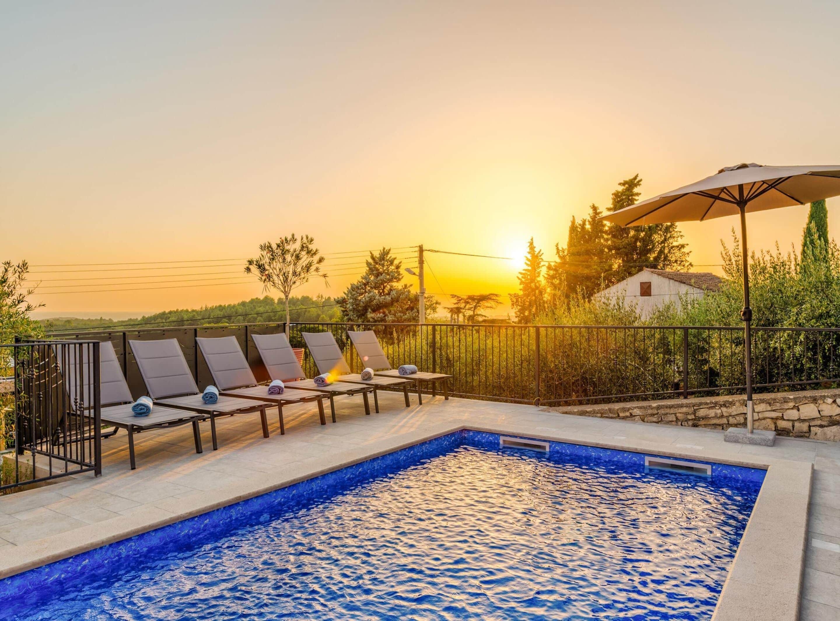 Vila | Piscina | Piscina interna, piscina externa