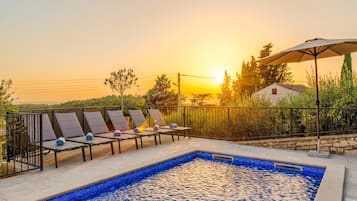 Vila | Piscina | Piscina interna, piscina externa