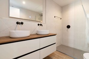 Apartment | Badezimmer | Haartrockner, Handtücher, Toilettenpapier